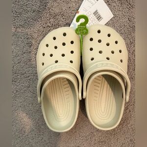 NWT Kids CROC size 1 (color- Bone)